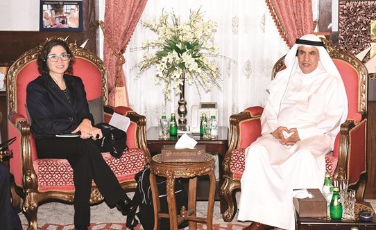 صالح الفضالة أثناء لقائه مع كاتالينا ديفانداس أغيلار﻿