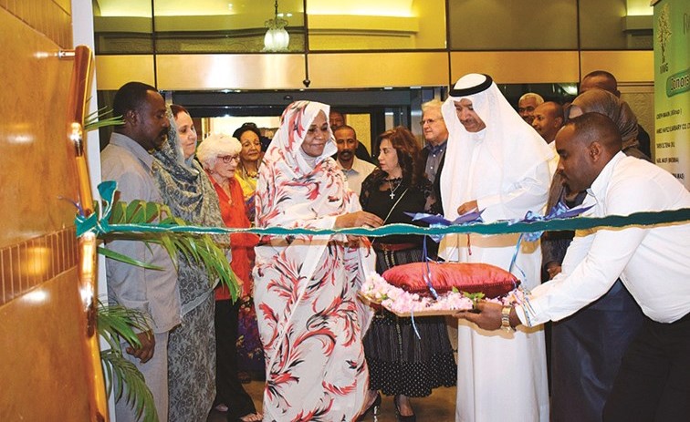 حرم نائب الرئيس السوداني والسفير بسام القبندي يفتتحان البازار ﻿