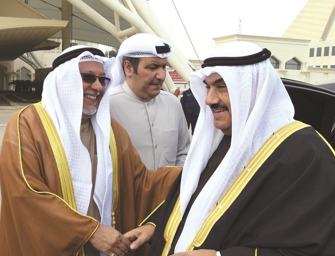 سمو الشيخ ناصر المحمد لدى مغاردته إلى الولايات المتحدة وفي وداعه الشيخ علي الجراح ﻿