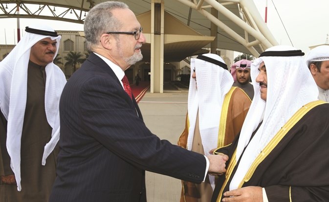 السفير الأميركي لورانس سيلفرمان مودعا سمو الشيخ ناصر المحمد قبيل مغادرته إلى الولايات المتحدة﻿