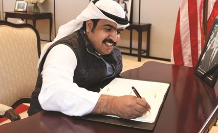 أحد المعزين يسجل كلمته﻿