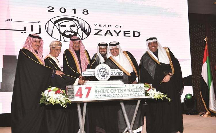 وزير الخارجية الشيخ صباح الخالد والسفير السعودي الأمير سلطان بن سعد والقائم بالأعمال في سفارة البحرين محمد السبت وسفير عمان عدنان الأنصاري والسفير ضاري العجران يشاركون السفير الإماراتي رحمة الزعابي قطع كيكة الاحتفال											(قاسم باشا)﻿