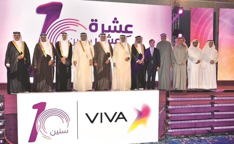 وزير التجارة والصناعة خالد الروضان والسفير السعودي لدى الكويت الأمير سلطان بن سعد آل سعود ورئيس مجلس الإدارة والرئيس التنفيذي للهيئة العامة للاتصالات وتقنية المعلومات م.سالم الأذينة والرئيس التنفيذي لـ STC م.ناصر الناصر ورئيس مجلس إدارة VIVA د.محمود عبدالرحمن والرئيس التنفيذي لـ VIVA م.سلمان البدران يتوسطون عددا من قياديي شركتي VIVA وSTC	(قاسم باشا)﻿