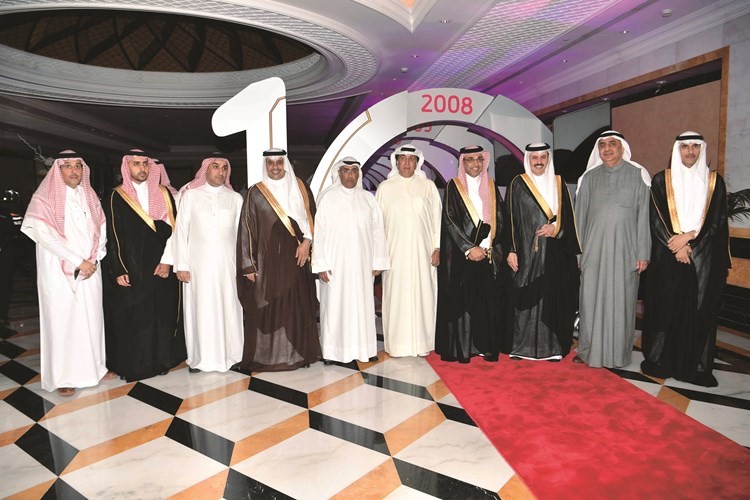 د.محمود عبدالرحمن وم.سلمان البدران وم.ناصر الناصر وحمد الحميضي يتوسطون عددا من قيادي شركتي VIVA وSTC﻿