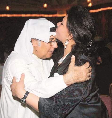 الفنانة سعاد عبد الله تقبل رأس البناي خلال احدى الغبقات الرمضانية﻿