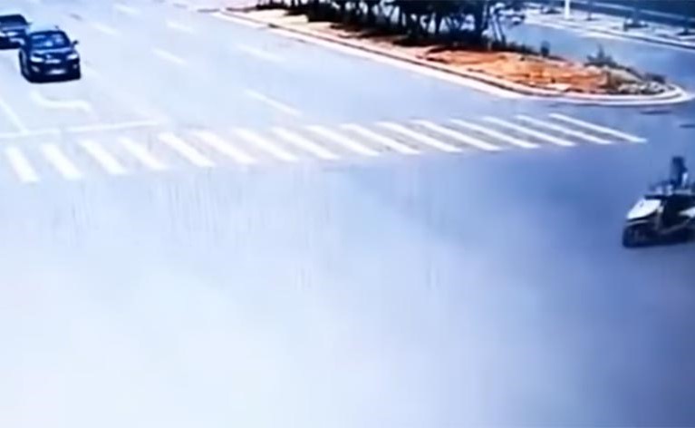 بالفيديو. صيني ينجو بأعجوبة من الموت مرتين