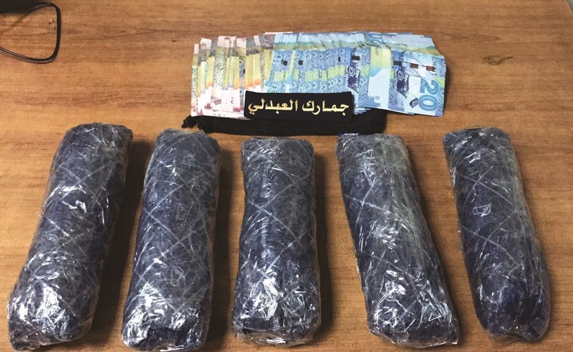 المبلغ الذي تسلمه الوافد مقابل التهريب والمخدرات المضبوطة﻿