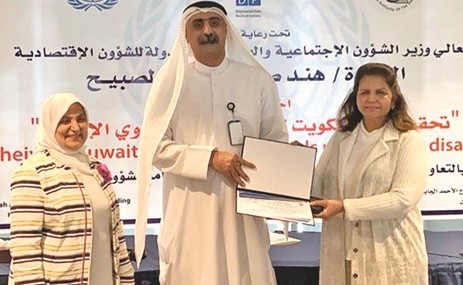 تكريم أحد المشاركين في المشروع﻿