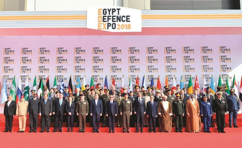 الرئيس السيسي في صورة جماعية مع وزراء دفاع ورؤساء أركان وممثلي الدول المشاركة في معرض EDEX 2018 أمس﻿