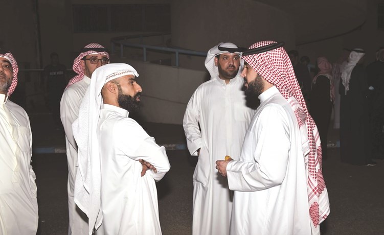الشيخ تركي اليوسف بين أعضاء نادي السالمية -(متين غوزال)﻿
