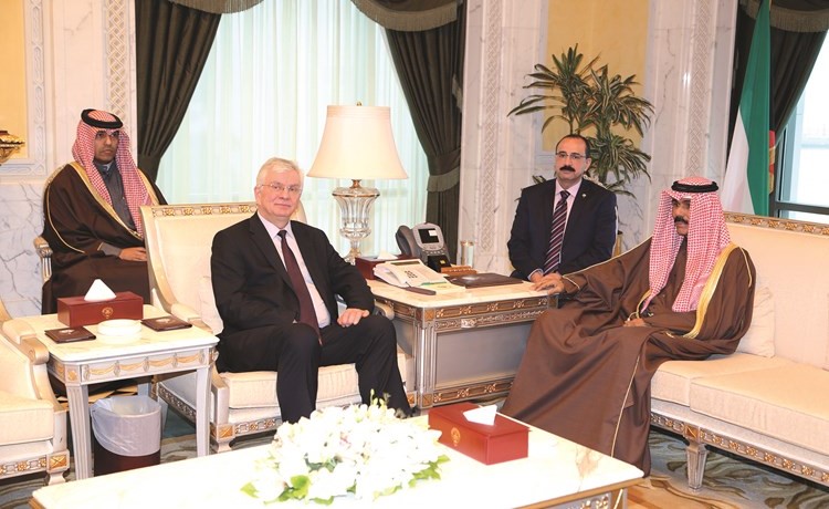 سمو ولي العهد الشيخ نواف الأحمد مستقبلا السفير الروسي نيكولاي ماكاروف﻿