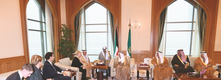 صاحب السمو الأمير الشيخ صباح الأحمد مستقبلا وزيرة خارجية السويد مارغورت فالستروم والوفد المرافق ﻿