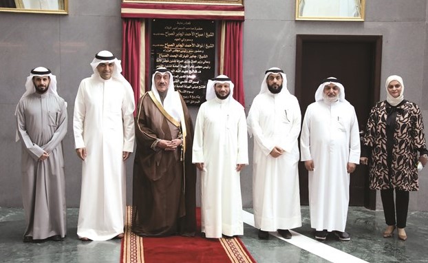 الفريق متقاعد فهد الأمير وبراك الشيتان مع عدد من الحضور خلال الزيارة- (عادل سلامة)﻿
