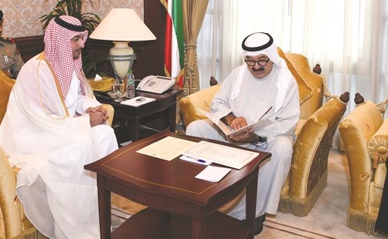 الشيخ ناصر صباح الأحمد مستقبلا السفير القطري د.بندر العطية ﻿