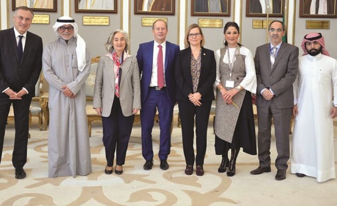 صلاح خورشيد متوسطا رئيس مجموعة الصداقة الفرنسيةالكويتية في مجلس الشيوخ الفرنسي جان ماري بوكيل والوفد المرافق له وتبدو رئيسة مكتب اللجنة هالة الحميدي﻿