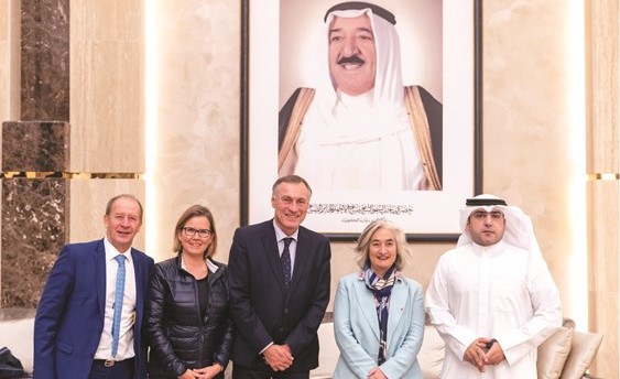  د.عبدالكريم الكندري وسفيرة فرنسا لدى الكويت ماري ماسدوبوي مع مجموعة الصداقة الفرنسيةالكويتية﻿