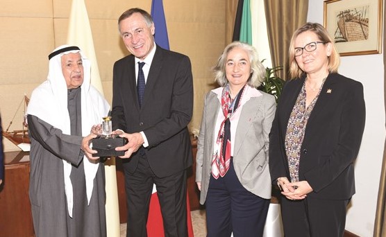 علي الغانم في لقطة جماعية مع الوفد الفرنسي﻿
