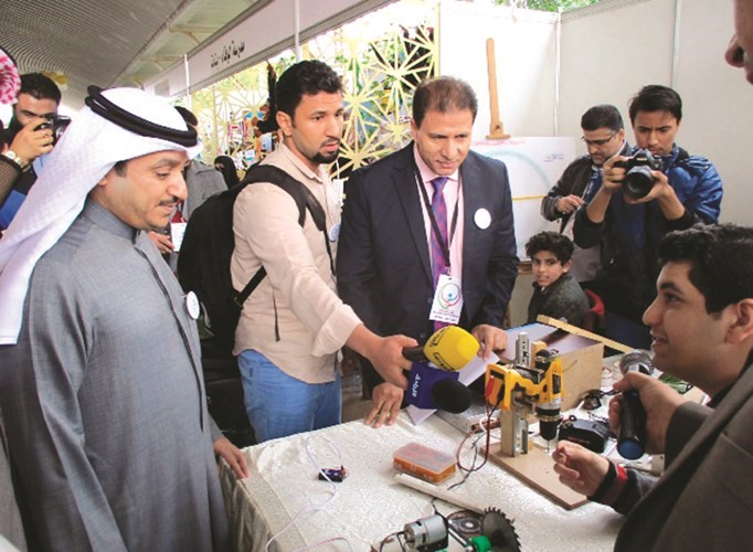 د.الحويلة في معرض الاحتفالية ﻿