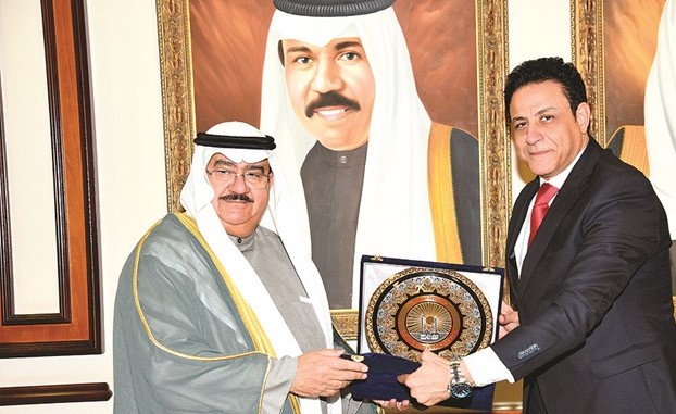 نائب محافظ القاهرة يقدم درعا لمحافظ العاصمة الفريق ثابت المهنا﻿