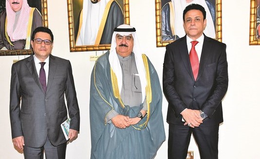 المهنا يتوسط نائب محافظ القاهرة والسفير المصري﻿