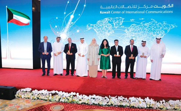  الشيخة انتصار السالم والشيخة عايدة سالم العلي مع أعضاء مجلس تحكيم جائزة المعلوماتية 