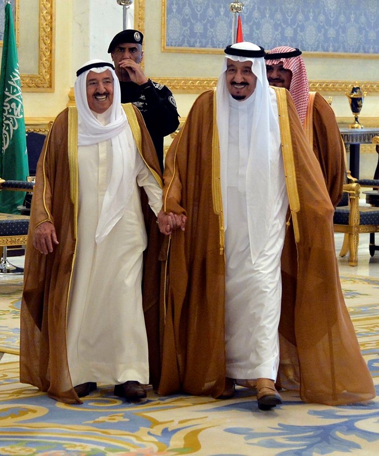 صاحب السمو الأمير الشيخ صباح الأحمد وخادم الحرمين الشريفين الملك سلمان بن عبد العزيز (أرشيفية)