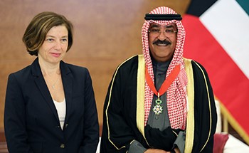 الرئيس الفرنسي يمنح مشعل الأحمد وسام قائد جوقة الشرف
