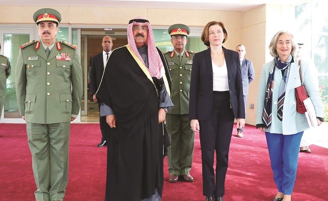 الشيخ مشعل الأحمد ووزيرة الجيوش بجمهورية فرنسا فلورنس بارلي والفريق الركن م. هاشم الرفاعيوالسفيرة الفرنسية ماري ماس دوبوي﻿