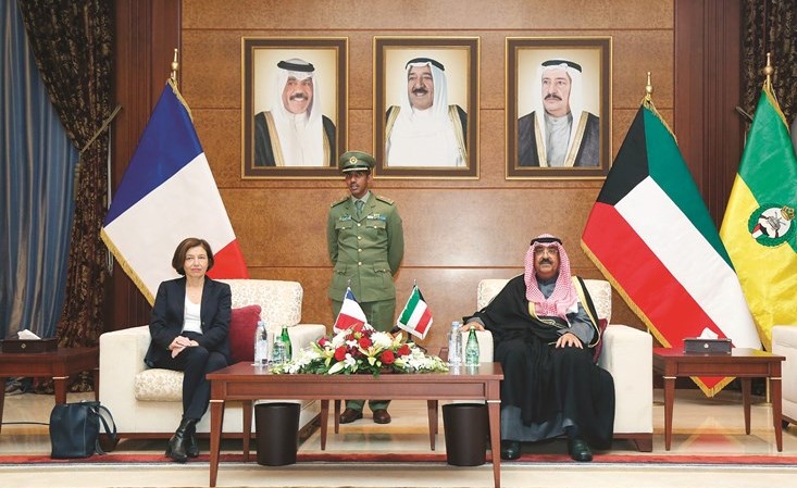 الشيخ مشعل الاحمد خلال لقائه الوزيرة فلورنس بارلي﻿