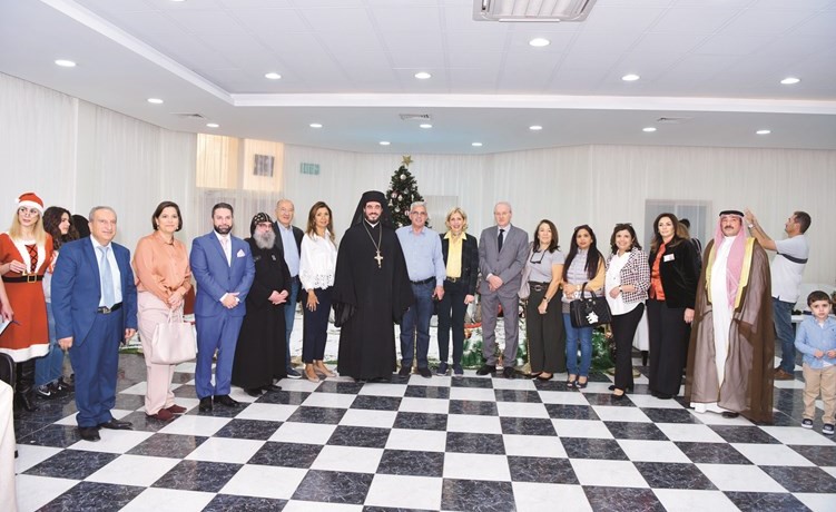 الأرشمندريت افرام طعمي يتوسط السفراء وضيوف المعرض 	(ريليش كومار)﻿