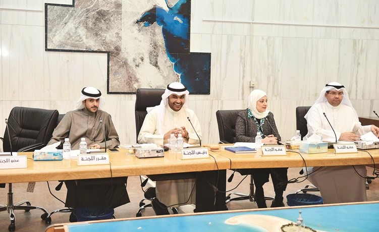 عبدالعزيز المعجل مترئسا اجتماع اللجنة الفنية- (متين غوزال) ﻿