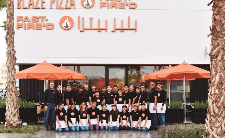 فريق عمل بليز بيتزا أمام الفرع ﻿