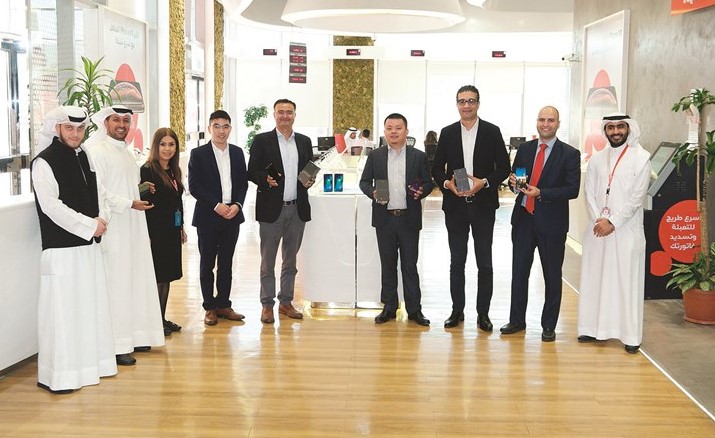 صورة جماعية لممثلي شركة Ooredoo وHuawei﻿