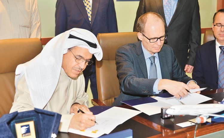 أحمد الزبن ونيكلاس هاردنغي خلال توقيع الاتفاقية﻿