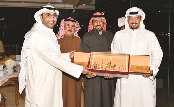 مرزوق خالد المرزوق يتسلم درعا تذكارية من ناصر بورسلي ويعقوب الكندري 	﻿