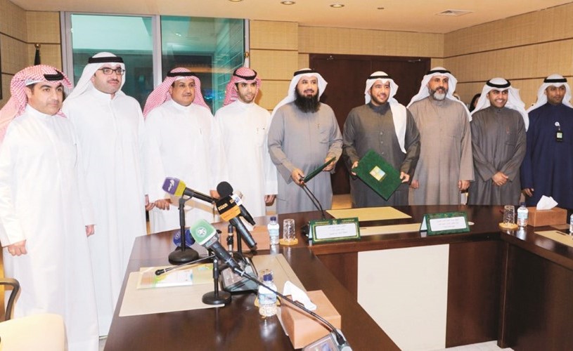الشيخ عبدالله الأحمد وم. فيصل العتل مع الحضور بعد توقيع الاتفاقية﻿