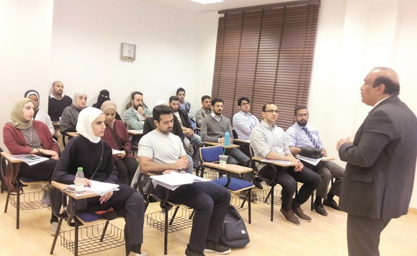 د.خالد الصالح متحدثا خلال فعاليات الحملة ﻿