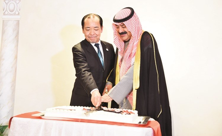 خالد الجارالله مشاركا السفير الياباني تاكاشي أشيكي قطع كعكة الاحتفال﻿
