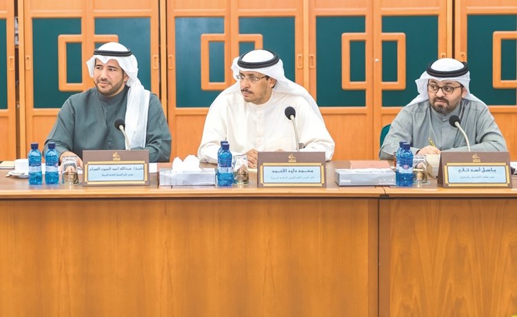 الشيخ عبدالله الأحمد خلال اجتماع لجنة البيئة﻿