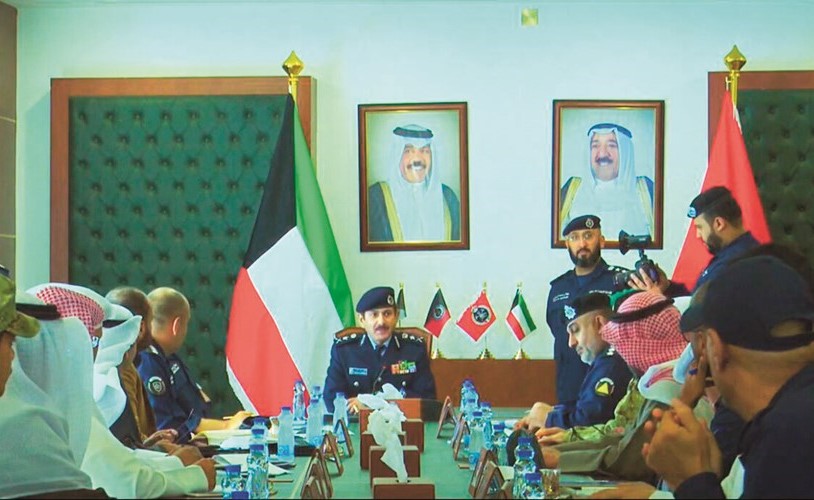 الفريق خالد المكراد خلال اجتماع أمس بحضور ممثلي 13 جهة حكومية ﻿
