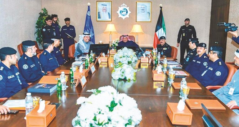 الشيخ خالد الجراح خلال ترؤسه الاجتماع مع قيادات نظم المعلومات﻿