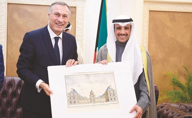 الرئيس الغانم يتسلم هدية تذكارية من داني واتبليد﻿