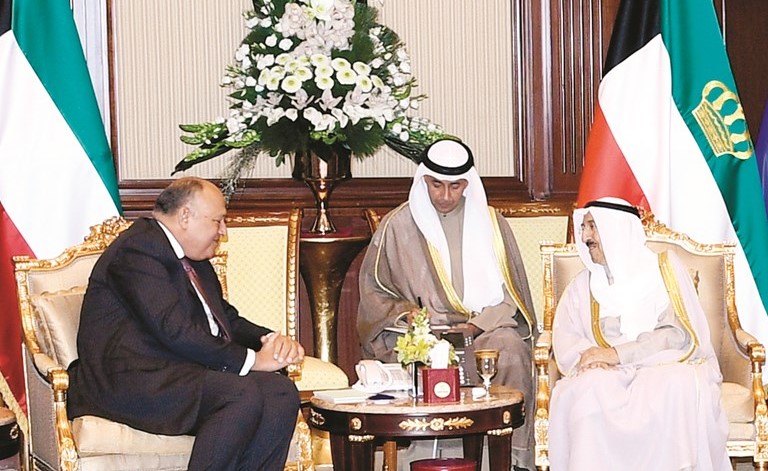 صاحب السمو الأمير الشيخ صباح الأحمد خلال استقباله الوزير سامح شكري ﻿