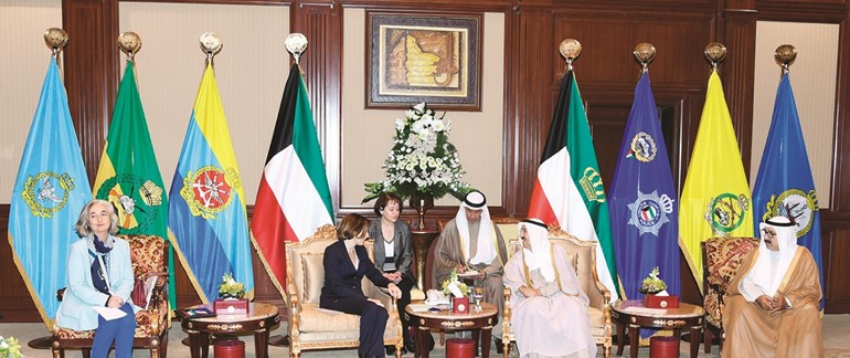 صاحب السمو الأمير الشيخ صباح الأحمد مستقبلا وزيرة القوات المسلحة الفرنسية فلورنس بارلي بحضور الشيخ ناصر صباح الأحمد وسفيرة فرنسا لدى البلاد﻿