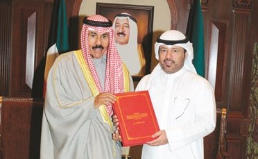 سمو ولي العهد يتسلم فيلما وثائقيا عن إنجازات سموه من منصور العجمي ﻿