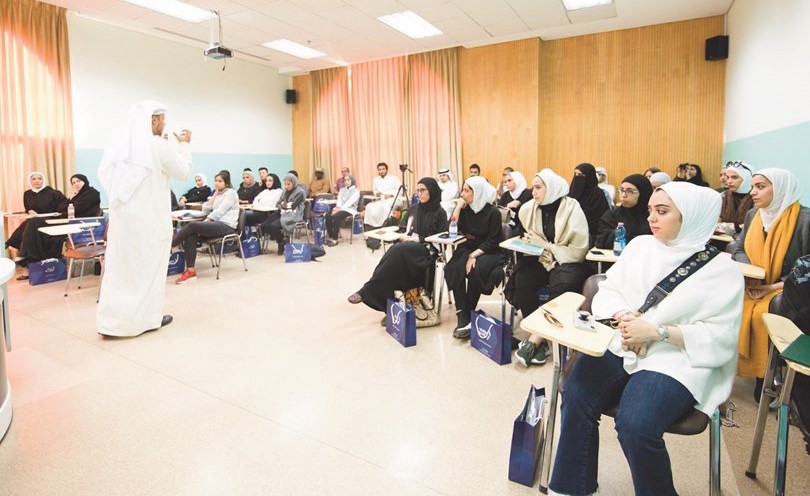 القصار متحدثا خلال الندوة ﻿
