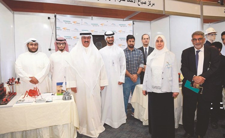 المشاركون في جناح المركز بالمعرض﻿