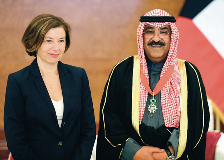 صاحب السمو يهنئ نائب رئيس الحرس الوطني بتقليده وسام قائد جوقة الشرف الفرنسي