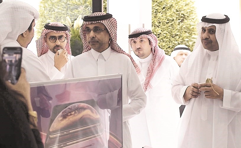 م.ناصر الناصر يستمع لشرح أحد الموظفين﻿