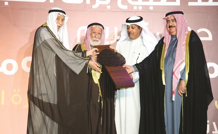 د.خالد المذكور مكرما حمود الرومي بحضور الفريق ثابت المهنا ومسلم السبيعي﻿
